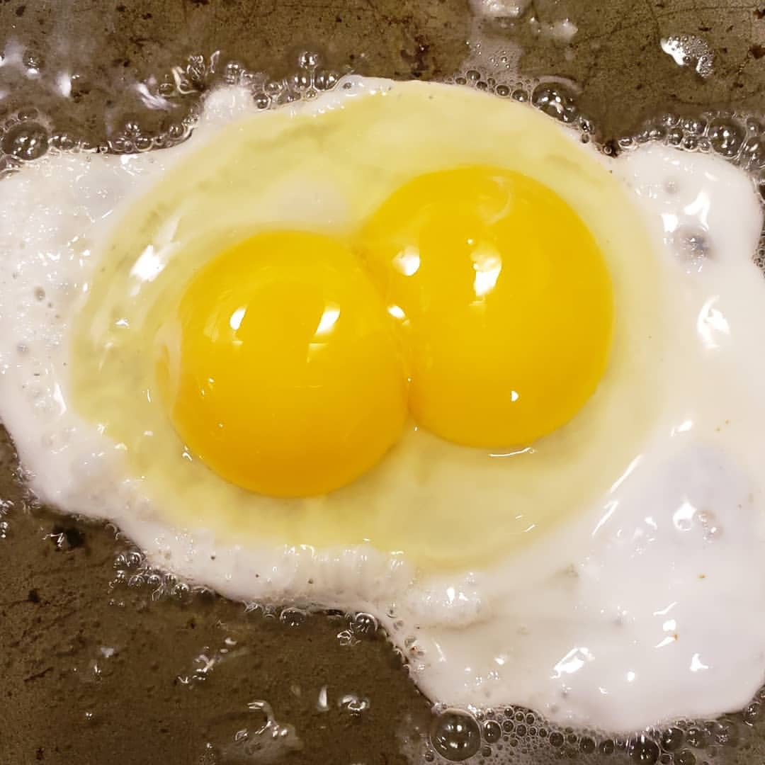 frying eggs sunny side up
